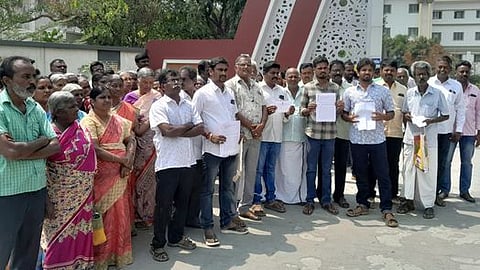 மாவட்ட ஆட்சியா் அலுவலகத்துக்கு மனு அளிக்க வந்த அச்சம்பாளையம், திருவள்ளுவா் நகா் பகுதி பொதுமக்கள்.