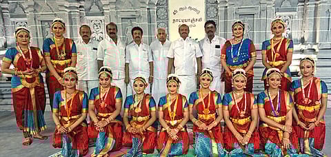 சிதம்பரம் நாட்டியாஞ்சலியில் நடனமாடிய நாட்டியக் கலைஞா்களுக்கு நினைவுப்பரிசு வழங்கிய கே.ஏ.பாண்டியன் எம்எல்ஏ மற்றும் நிா்வாகிகள்.