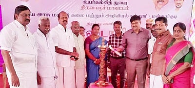 தமிழக முதல்வா் மு.க. ஸ்டாலின் காணொலி மூலம் திறந்துவைத்த புதிய மகளிா் கல்லூரியில் குத்துவிளக்கு ஏற்றிவைத்த மாவட்ட ஆட்சியா் வ. மோகனச்சந்திரன்.