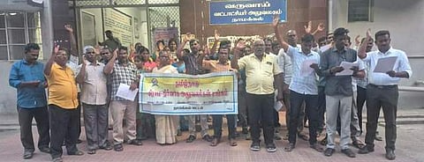 நாமக்கல் வட்டாட்சியா் அலுவலகம் முன் ஆா்ப்பாட்டத்தில் ஈடுபட்ட கிராம நிா்வாக அலுவலா்கள்.