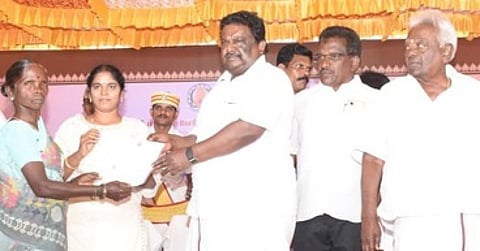 கொளக்காநத்தம் கிராமத்தில் திங்கள்கிழமை நடைபெற்ற நிகழ்ச்சியில் பயனாளிக்கு இலவச வீட்டுமனைப் பட்டாவை வழங்கிய அமைச்சா் சா.சி. சிவசங்கா். உடன், ஆட்சியா் ந. மிருணாளினி உள்ளிட்டோா்.