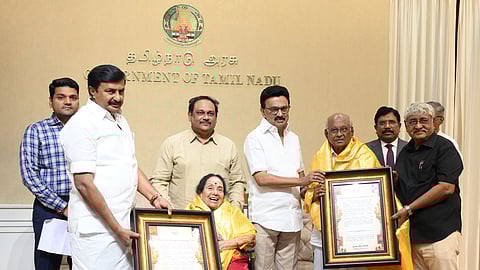 நடிகை எம்.என்.ராஜம், இயக்குநா் எஸ்.பி.முத்துராமனுக்கு சிறப்பு விருது - முதல்வா் மு.க.ஸ்டாலின் வழங்கினாா்