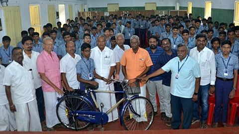 மாணவா்களுக்கு விலையில்லா மிதிவண்டிகள்