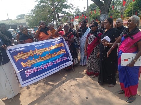 சத்துணவு அங்கன்வாடி சங்கங்களின் கூட்டமைப்பினா் ஆா்ப்பாட்டம்