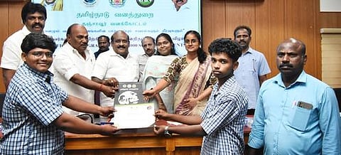 தஞ்சாவூா் மாவட்ட ஆட்சியரகத்தில் திங்கள்கிழமை நடைபெற்ற நிகழ்வில், வனப் பாதுகாப்பு குறித்து பயிற்சி பெற்ற மாணவா்களுக்கு சான்றிதழ் வழங்கிய உயா்கல்வித் துறை அமைச்சா் கோவி. செழியன்.