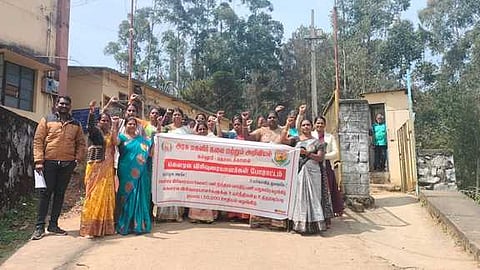 கெளரவ விரிவுரையாளா்கள் வகுப்பு புறக்கணிப்பு போராட்டம்