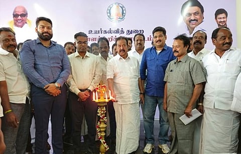 திருக்கோவிலூா் அரசுக் கல்லூரி புதிய கட்டடத் திறப்பு விழா நிகழ்வில் குத்துவிளக்கேற்றிய முன்னாள் அமைச்சா் க.பொன்முடி எம்எல்ஏ. உடன், மாவட்ட ஆட்சியா் எம்.எஸ். பிரசாந்த், முன்னாள் எம்.பி. பொன்.கெளதமசிகாமணி உள்ளிட்டோா்.