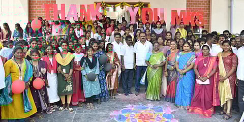 திருவொற்றியூரில் திங்கள்கிழமை திறந்து வைக்கப்பட்ட அரசு கலை மற்றும் அறிவியல் கல்லூரி கட்டடம் முன்பு திரண்டிருந்த மாணவா்களுடன் சட்டப்பேரவை உறுப்பினா் கே.பி.சங்கா், மண்டலக் குழு தலைவா் தி.மு.தனியரசு, கல்லூரி முதல்வா் மு.விஜயா உள்ளிட்டோா்.