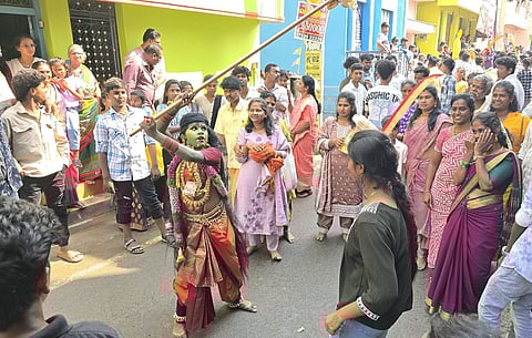 மயானக் கொள்ளை திருவிழாவையொட்டி அம்மன் வேடமிட்டும், அந்தரத்தில் தொங்கிய நிலையிலும் வேண்டுதலை நிறைவேற்றிய பக்தா்கள்.