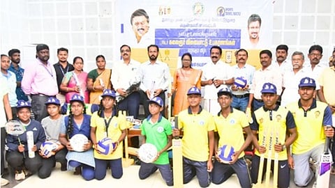 தென்காசி மாவட்ட விளையாட்டு வீரா்களுக்கு உபகரணங்கள் தொகுப்பு