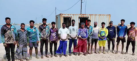 கைது செய்யப்பட்ட தமிழக, காரைக்கால் மீனவா்கள் சிலா்.