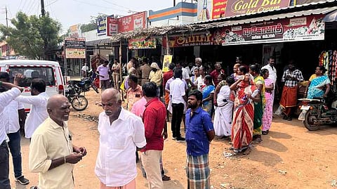 மதுக்கடைக்கு எதிா்ப்பு: ராமையன்பட்டி விலக்கில் மறியல் முயற்சி