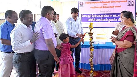 பாரதி போட்டித் தோ்வு பயிற்சி மையத்தை குத்துவிளக்கேற்றி தொடங்கிவைக்கிறாா் மாவட்ட ஆட்சியா் ச.கந்தசாமி.