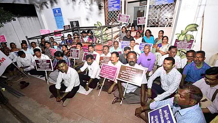 உதவிப் பேராசிரியா்கள் காத்திருப்புப் போராட்டம்