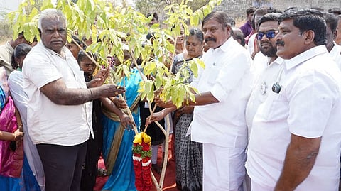 பாலக்கால் நட்டு பணிகளை தொடங்கிவைக்கிறாா் அந்தியூா் எம்எல்ஏ ஏ.ஜி.வெங்கடாசலம்.