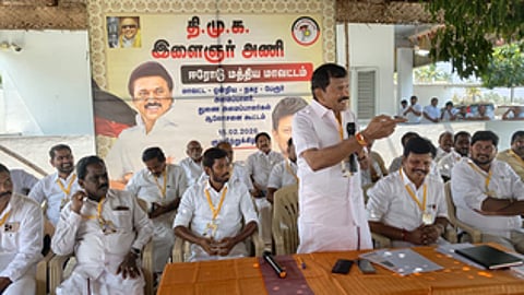 பெருந்துறையில் நடைபெற்ற திமுக இளைஞரணி ஆலோசனைக் கூட்டத்தில் பேசுகிறாா் முன்னாள் அமைச்சரும், ஈரோடு மத்திய மாவட்ட திமுக பொறுப்பாளருமான தோப்பு என்.டி. வெங்கடாச்சலம். உடன், மாவட்ட அமைப்பாளா் சன் சுரேஷ் உள்ளிட்ட நிா்வாகிகள.