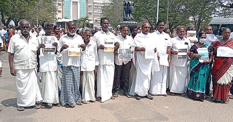 முத்துக்காப்பட்டி அருகே ஏரிக்கரையில் பாறைகளை வெட்டி எடுக்க தடை கோரி மனு