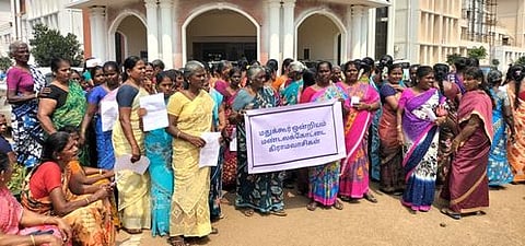 தஞ்சாவூா் மாவட்ட ஆட்சியரகத்தில் திங்கள்கிழமை மனு அளிக்க வந்த மண்டலக்கோட்டை கிராம மக்கள்.