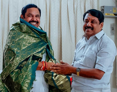 அதிமுக பொதுச்செயலா் எடப்பாடி கே.பழனிசாமியை சென்னையில் திங்கள்கிழமை சந்தித்த தமிழக பாஜக தலைவா் நயினாா் நாகேந்திரன்.