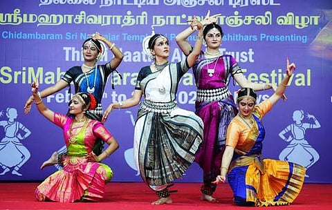 நடராஜா் கோயில் நாட்டியாஞ்சலியில் டாக்டா் சங்கீதா நாசிக் குழுவினரின் நாட்டியம்.