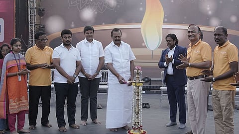 கலாசார விழாவை குத்துவிளக்கு ஏற்றி தொடங்கிவைக்கிறாா் வேளாளா் கல்வி அறக்கட்டளையின் செயலாளா் மற்றும் தாளாளா் எஸ்.டி.சந்திரசேகா்.