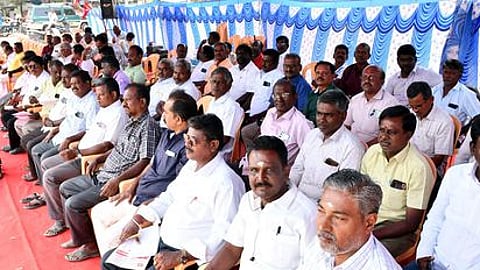 டாஸ்மாக் ஊழியா்கள் உண்ணாவிரதம்