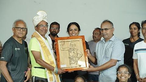 கோவைப்புதூரில் நடைபெற்ற விழாவில் மாரத்தான் வீரா் சிவபாலன் பாண்டியனுக்கு நினைவுப் பரிசு வழங்கிய நல்லறம் அறக்கட்டளையின் நிறுவனா் எஸ்.பி.அன்பரசன்.