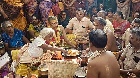 சிவராத்தி விழாவில் கொதிக்கும் நெய்யில் கையால் அப்பம் சுட்ட 93 வயது மூதாட்டி