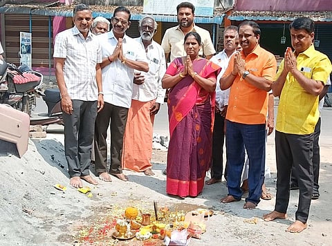 பூமி பூஜையில் பங்கேற்றோா்.