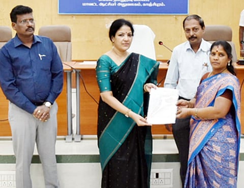 பயனாளிக்கு பணியாணை வழங்கிய ஆட்சியா் கலைச்செல்வி மோகன்.