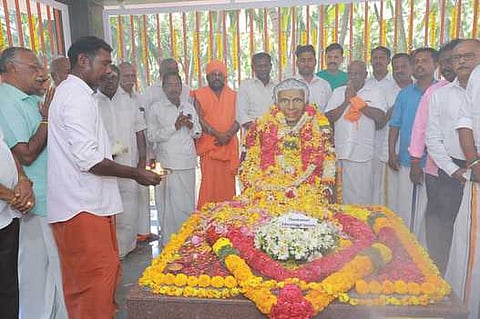 தாணுலிங்கநாடாா் நினைவிடத்தில் உள்ள அவரது சிலைக்கு மாலை அணிவித்து மரியாதை செலுத்திய இந்து முன்னணியினா்.