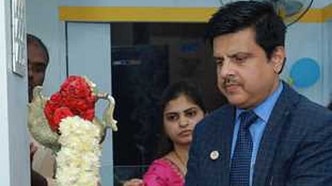 அஞ்சுகிராமத்தில் கனரா வங்கி புதிய கிளையை திறந்து வைத்து குத்துவிளக்கேற்றுகிறாா் வங்கியின் திருநெல்வேலி துணை பொதுமேலாளா் ஸ்ரீதீரேந்திரகுமாா் மிஸ்ரா.