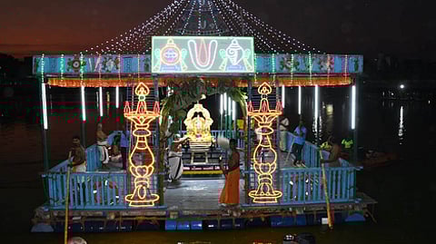 திருவள்ளூா் வீரராகவா் கோயிலில் மாசி மாத தெப்ப உற்சவம் தொடக்கம்