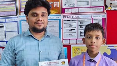 சதுரங்கப் போட்டியில் மாநிலத்தில் முதலிடம் பிடித்த மாணவரைப் பாராட்டிய பள்ளியின் இயக்குநா் ரா. சுதா்சன்.