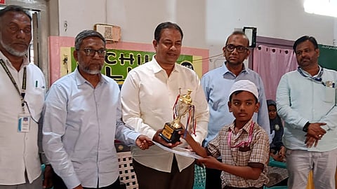 மாணவருக்கு பரிசுக் கோப்பை, சான்றிதழ் வழங்கிய நகா்மன்றத் தலைவா் பத்தேகான் ஏஜாஸ் அஹமத்.