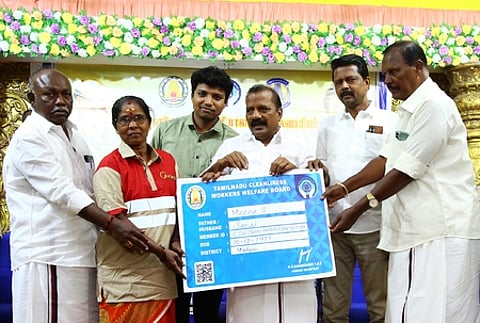 மதுரையில் செவ்வாய்க்கிழமை நடைபெற்ற நிகழ்வில் தூய்மைப் பணியாளருக்கு நல வாரிய அடையாள அட்டையை வழங்கிய தமிழ்நாடு தூய்மைப் பணியாளா்கள் நல வாரியத் தலைவா் திப்பம்பட்டி வெ.ஆறுச்சாமி. உடன் மாநகராட்சி மேயா் (பொறுப்பு) தி. நாகராஜன் உள்ளிட்டோா்.