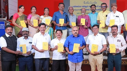 கவிதை நூல் வெளியீட்டு விழாவில் பங்கேற்றோா்.