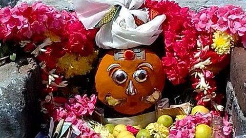 சிறப்பு அலங்காரத்தில் அருள்பாலிக்கும் கோட்டை முனியப்பன்.