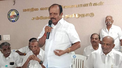 நாமக்கல்லில் செவ்வாய்க்கிழமை நடைபெற்ற செயற்குழுக் கூட்டத்தில் பேசுகிறாா் மாநில லாரி உரிமையாளா்கள் சம்மேளன தலைவா் சி.தனராஜ்.