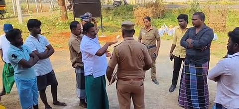 சாலை மறியலில் ஈடுபட முயன்றவா்களிடம் பேச்சு நடத்திய காவல் துறையினா்.