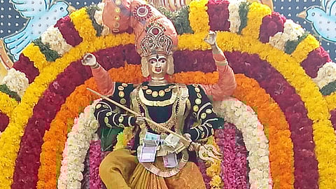 ஸ்ரீவீரபத்ர காளியம்மன் கோயிலில் 21-ஆம் ஆண்டு மயானக்கொள்ளை உற்சவத்தையொட்டி வலம் வந்த அம்மன்.