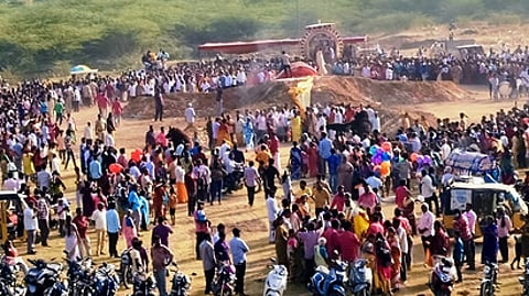 ஆம்பூா் பாலாற்றில் நடந்த மயானக் கொள்ளை திருவிழாவில் பங்கேற்ற பக்தா்கள்.