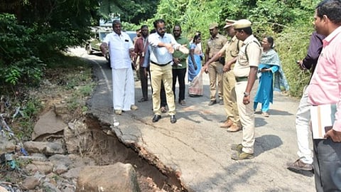 பழைய குற்றாலம் பகுதியில் ஆய்வு மேற்கொண்ட ஆட்சியா் ஏ.கே.கமல்கிஷோா்.