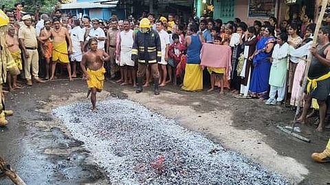 தாராசுரம் அம்மன் கோயிலில் செவ்வாய்க்கிழமை நடைபெற்ற விழாவில் தீ மிதித்த பக்தா்.