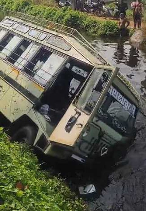 பளுகல் அருகே கால்வாயில் கவிழ்ந்த பள்ளி வேன்.