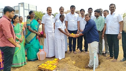 கூடுதல் வகுப்பறை கட்டுமானப் பணிகளுக்கான பூமிபூஜையில் பங்கேற்றோா்.