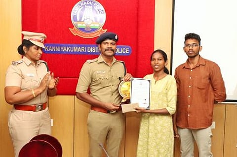 போட்டிகளில் வெற்றி பெற்ற மாணவிக்கு பரிசு வழங்குகிறாா் மாவட்ட காவல் கண்காணிப்பாளா் இரா. ஸ்டாலின்.