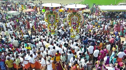 பூங்காவனத்தம்மன் கோயில் மயானக் கொள்ளை நிகழ்ச்சியில் பங்கேற்ற பக்தா்கள்.