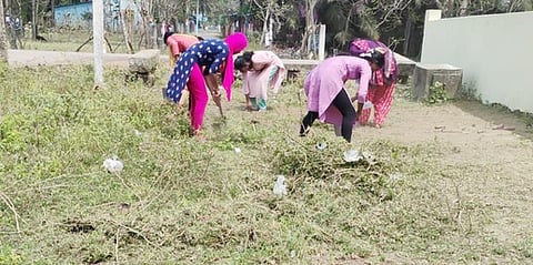 மேலவசால் சுப்ரமணியசுவாமி கோயில் பகுதியில் தூய்மைப் பணியில் ஈடுபட்ட சதாசிவம் கதிா்காமவள்ளி கல்லூரி என்எஸ்எஸ் மாணவிகள்.