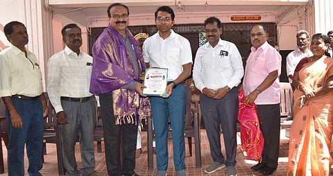 100 சதவீதம் தோ்ச்சி பெற்ற பள்ளியின் தலைமையாசிரியா் ஒருவருக்கு நற்சான்று வழங்கி பாராட்டுத் தெரிவித்த, விழுப்புரம் ஆட்சியா் ஷே.ஷேக் அப்துல் ரஹ்மான். உடன் மாவட்ட முதன்மைக் கல்வி அலுவலா் ரெ.அறிவழகன் உள்ளிட்டோா்.